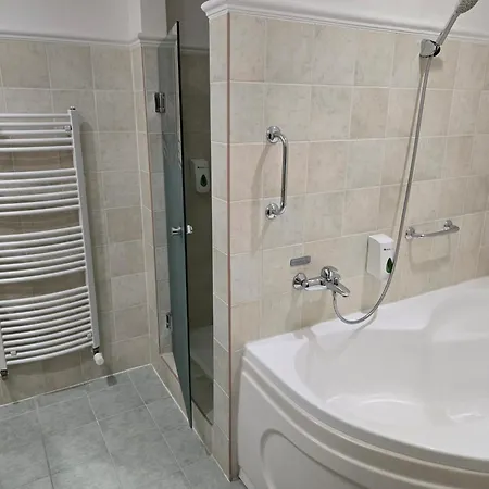 Room4u & Karos Wellness Lägenhet *